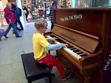 Piyano Çalan Yetenekli Çocuk