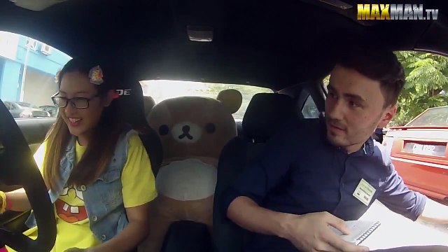 La pilote Leona Chin piège des moniteurs d'auto-école