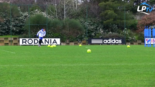 Ocampos s'entraîne aux coups francs !