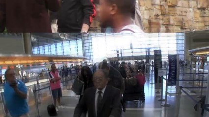 Zoe Saldana, de rojo y feliz