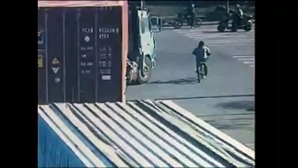 OHAA....Tırın Altından Sağ Çıktı...