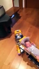 BEBEĞİ BABASIYLA YANLIZ BIRAKIRSAN OLACAĞI BU