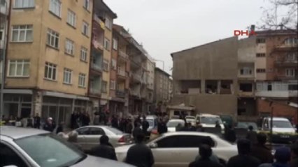 Скачать видео: Polatlı'da Apartman Dairesinde Doğalgaz Patlaması : 5 Yaralı