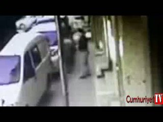 Silahlı kavgayı ayırmak isteyen çocuğun vurulma anı kamerada