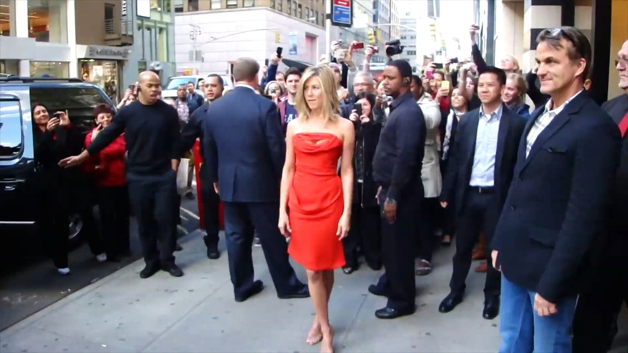 Jennifer Aniston has asked a hotel maitre'd to plan her wedding