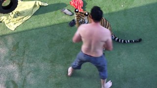 Man fight tiger !