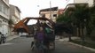 Coletor de ferro velho encontra carro e coloca em cima do carrinho em Vila Velha