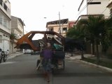 Coletor de ferro velho encontra carro e coloca em cima do carrinho em Vila Velha