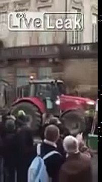 LiveLeak - French farmers spraying shit in Paris
