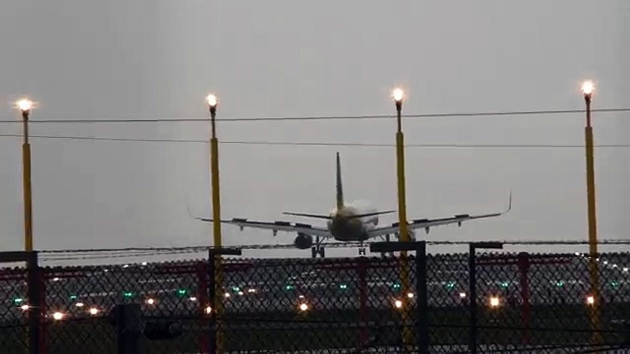 Crosswind Landings Monarch, British Airways, Air France Manchester Airport