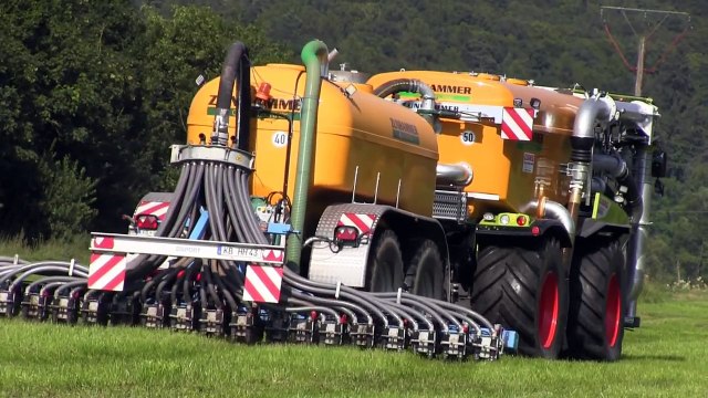 Claas Xerion 4000 Saddle Trac mit 2 achser Zunhammer Fass am Gülle einschlitzen