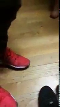 Blague potache avec une serviette sur la tête