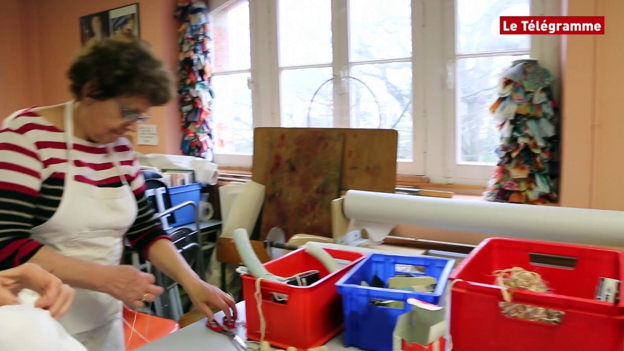 Lannion. Un bain d'indigo avec l'atelier de peinture sur soie du Léguer