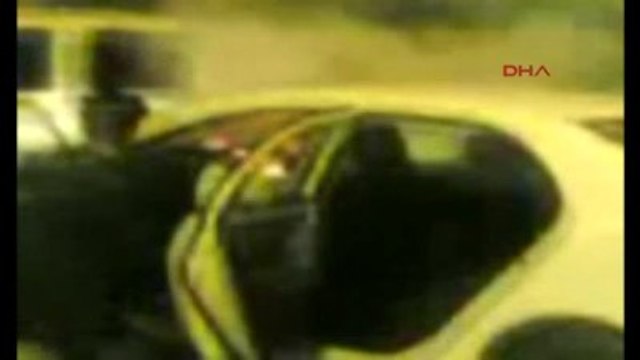 Adıyaman Hafif Ticari Araç, Karşı Şeride Geçip Otomobile Çarptı: 3 Yaralı