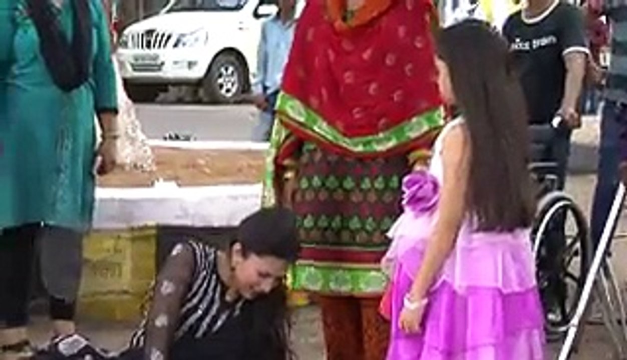 Yeh Hai Mohabbatein Ishita Falls From Her Wheelchair Ruhi Lends Her Hand 27th Ma