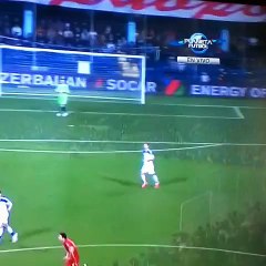 Una bengala golpea a portero ruso en pleno partido