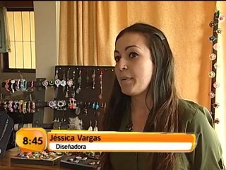 Con botellas tres jóvenes elaboran bisutería de una forma muy original