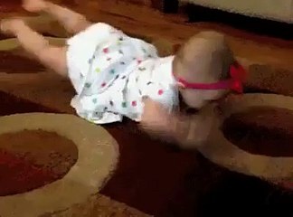 Bebeğe Nasıl Emeklemesi Gerektiğini Gösteren Köpekcik