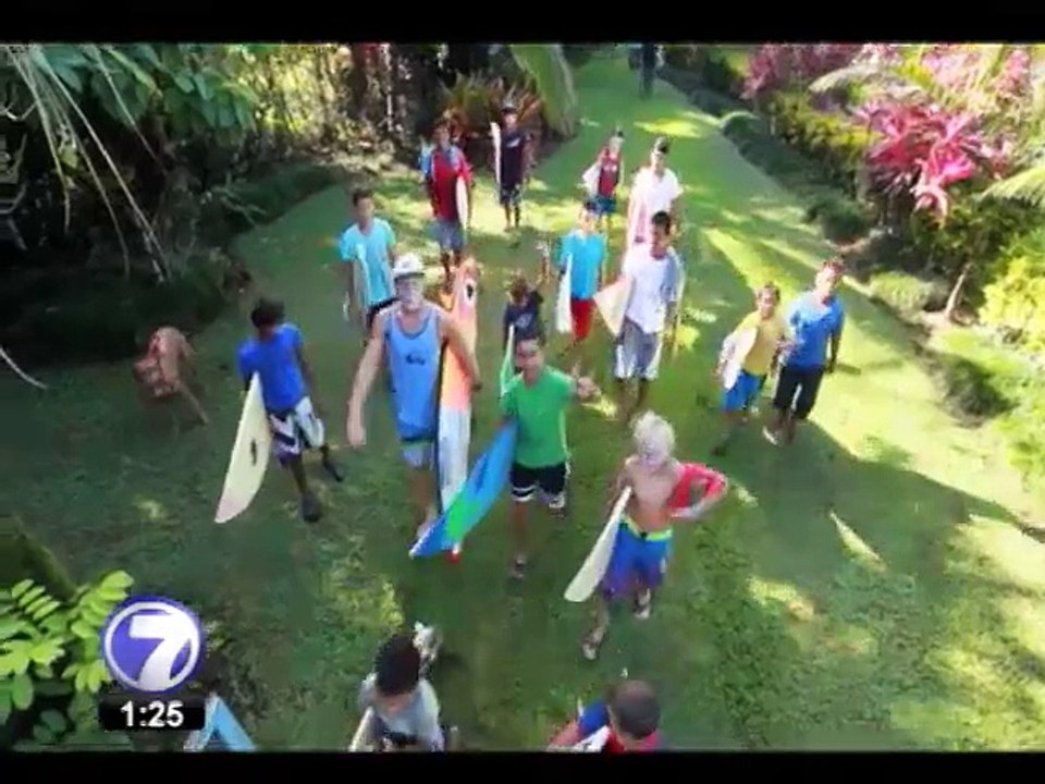 Noe Mar McGonagle compartió con niños en campamento de surf