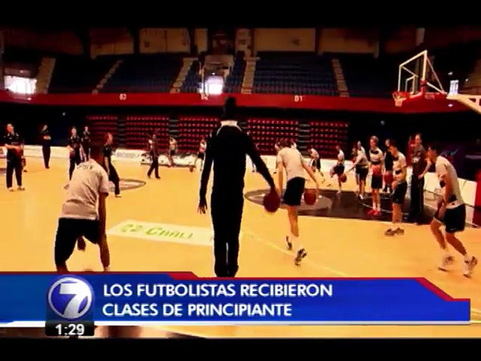 Bryan Ruiz demuestra sus habilidades para el baloncesto