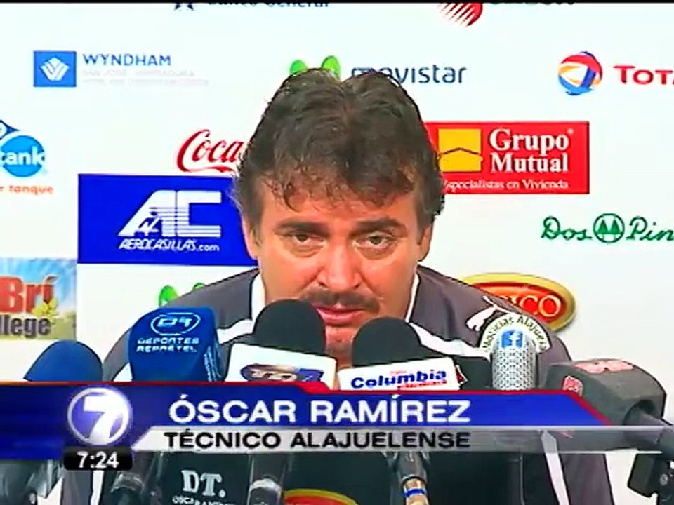 Óscar Ramírez presume sobre su delantera