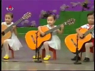 Koreli Çocuklardan Gitar Dinlemek
