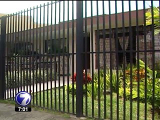 Autoridades tras hombre que atacó pacientes y funcionario de hospital geriátrico