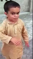 Müziğin Ritmine Ayak Uydurmaya Çalışan Çocuk