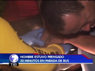 Un hombre quedó atrapado tras meter un dedo en una parada de autobús