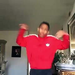 Ce Mec danse comme un niai devant sa Webcam