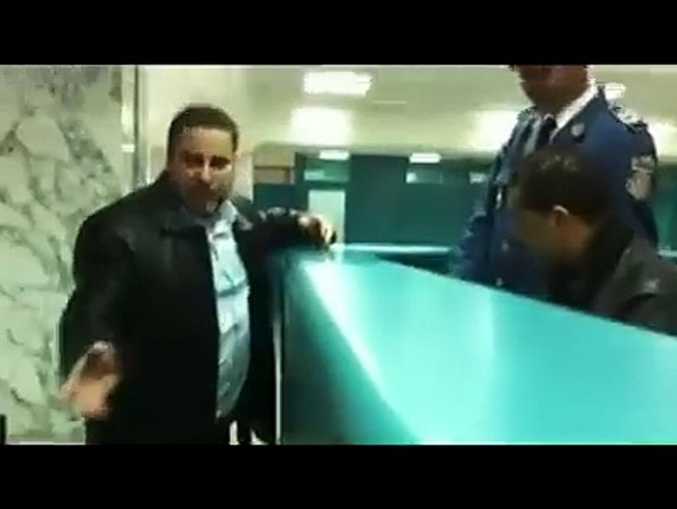 من الواقع، في مطار تونس قرطاج يقع إستفزاز و سبّ مواطنينا بالخارج، تفرّجوا شيء يوجع القلب