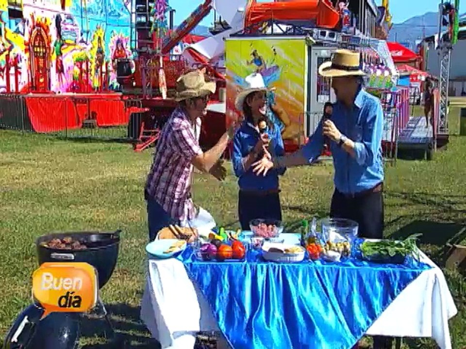 Receta: Hamburguesas rellenas con queso y ensalada de papa con tocineta