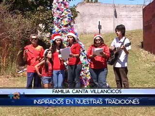 Una familia celebra la Navidad con villancicos a lo tico