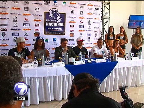 Surfista brasileño promueve a Costa Rica como destino turístico