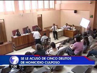 Con una pizarra el acusado de atropellar y matar a cinco estudiantes explicó como ocurrió el accidente