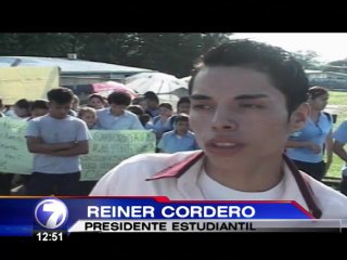 Estudiantes inician movimiento para expulsar a directora de colegio