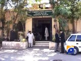 Police bring criminals to court in a rickshaw in Karachi-28 Mar 2015