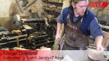 Dans l'atelier du dernier sabotier sarthois