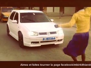 A mourir de rire ! Il empêche aux voitures de circuler à cause du son de Waly Seck.. La fin vous tuera