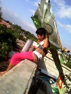 Ce gamin débile pense qu'il peut voler : FAIL