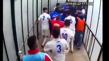 Bagarre extrême dans le tunnel d'un stade italien !
