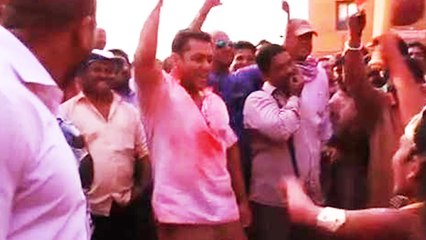 Salman Khan DANCING With Kids On The Sets Of Bajrangi Bhaijaan