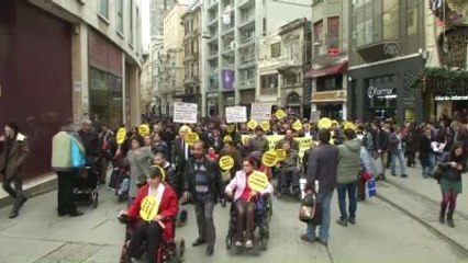 Engelliler "Uyumuyoruz, Uyarıyoruz" Sloganıyla Yürüdü
