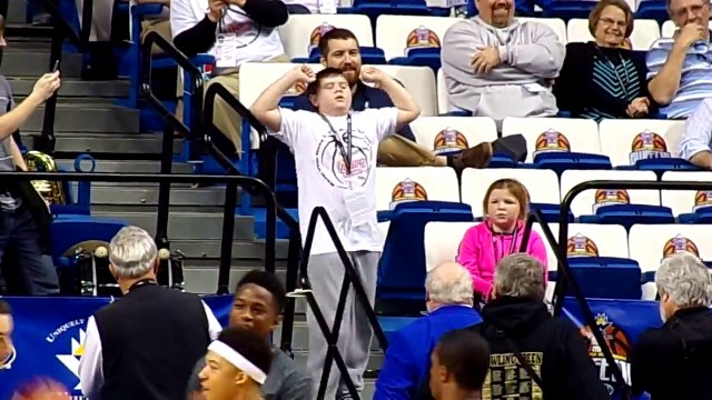 Un jeune fan danse comme un fou dans les Tribunes... HAPPY!!!