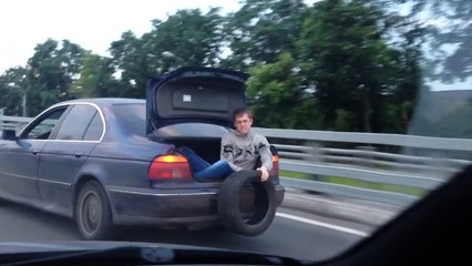 Pousser une Voiture sans Moteur : La Méthode Russe