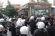 Siirt'te Göstericiler ile Polis Arasında Arbede Çıktı: 2 Polis Yaralı