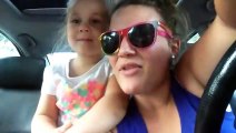 Arabada sevimli sevimli şarkı söyleyen anne ve kız