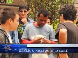 Jóvenes regalan una navidad diferente a decenas de indigentes en San José