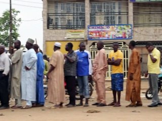 Les Nigérians élisent leur président, le vote perturbé par des problèmes techniques se poursuit dimanche