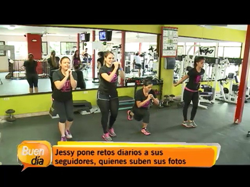 Entrenadora personal enseña ejercicios prácticos en redes sociales